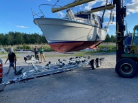 Upptagningstjänst båt med ny trailer med injustering
