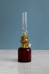 Koholmen Fotogenlampa Rubinröd