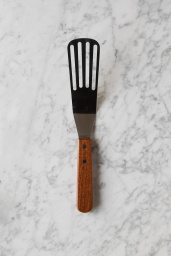 Stekspade 28 cm Perforerad