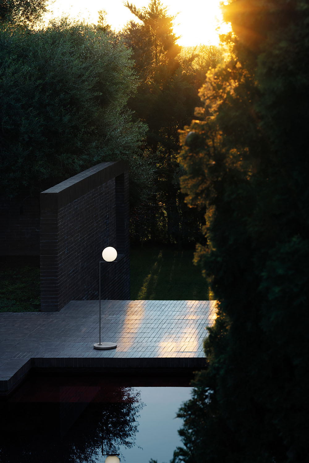 FLOS Floor IC Light F2 Outdoor Black / Black Lava