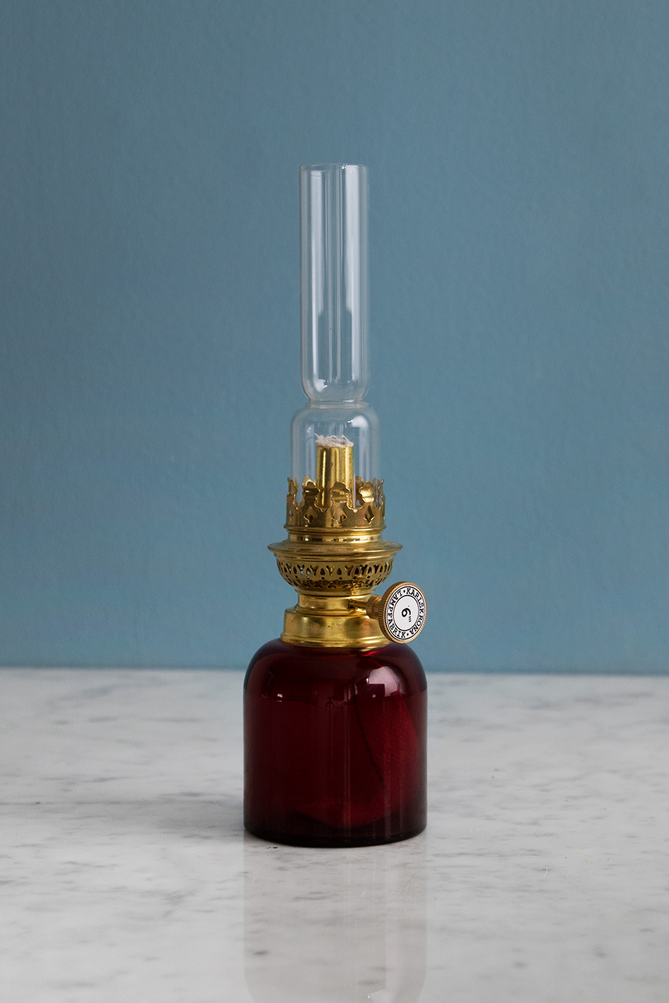 Koholmen Fotogenlampa Rubinröd