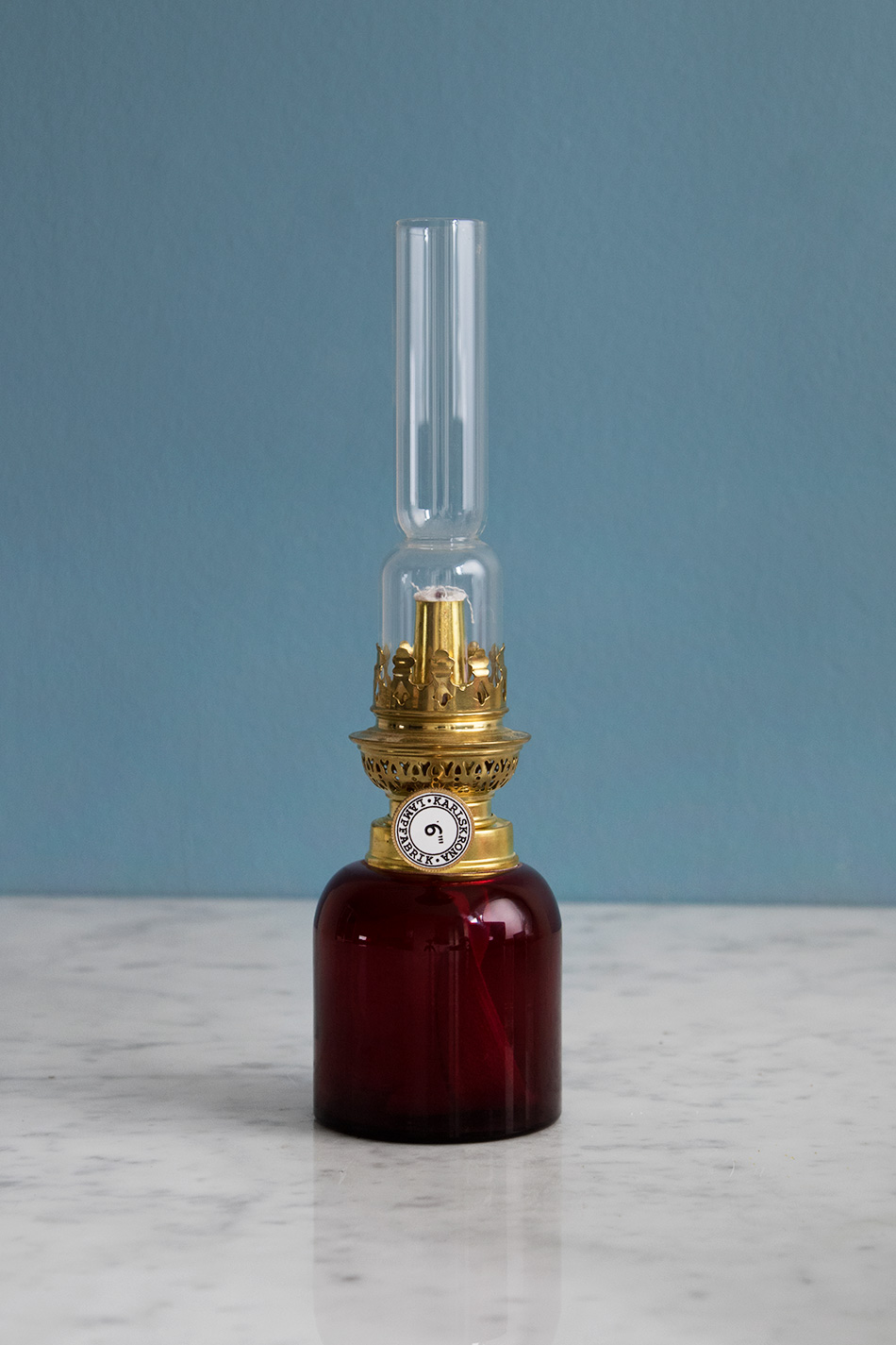 Koholmen Fotogenlampa Rubinröd