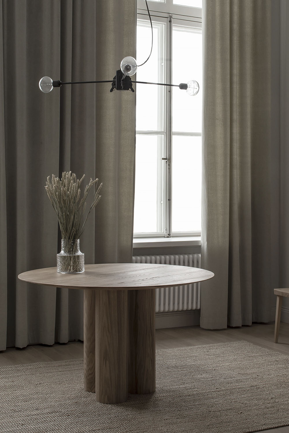 Hommage Grande Dining Table Smoked Oak Ø120 cm
