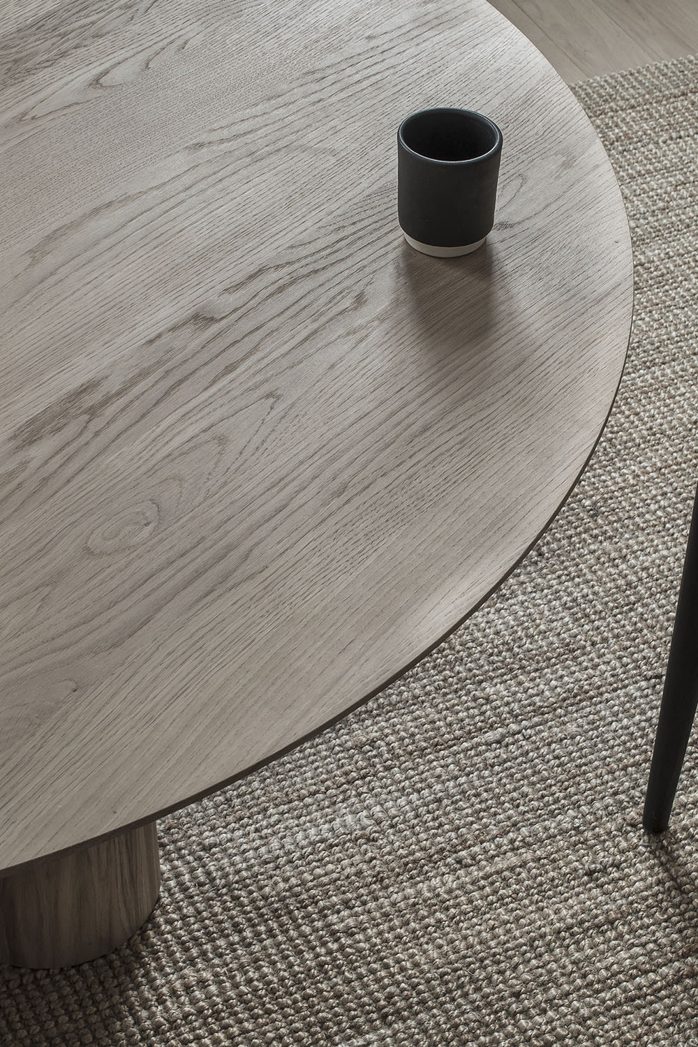 Hommage Grande Dining Table Smoked Oak Ø120 cm