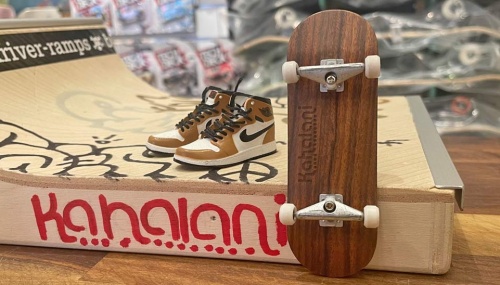 Fingerboards - mini-skateboards för fingrarna. Köp din fingerboard idag och utför olika tricks och manövrar precis som på en riktig skateboard.