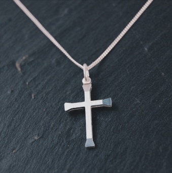 C01 Halskors silver