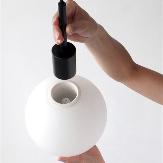 Menu TR Bulb Pendel med Matt Opalglas