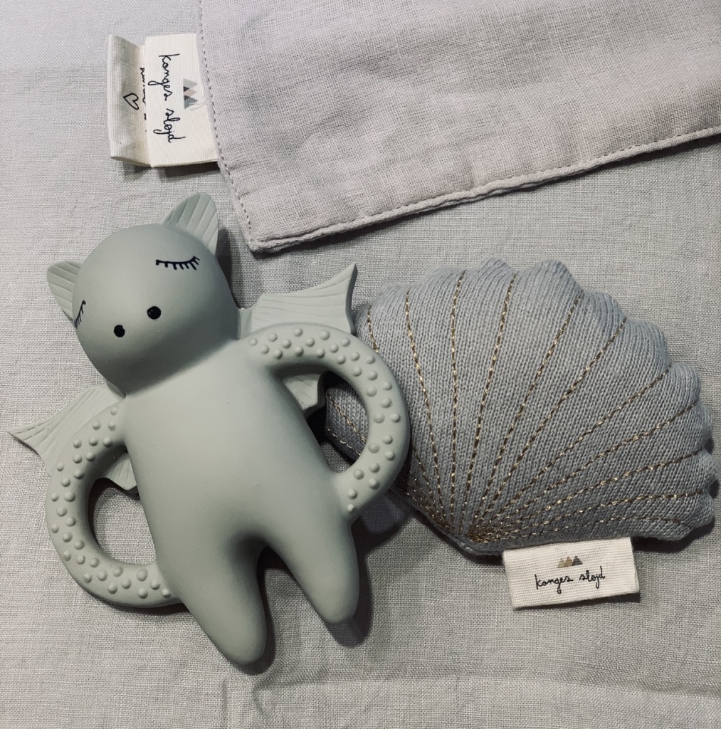 Konges Sløjd Bitleksak Bat Light Grey