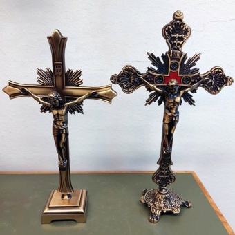 Utsirat krucifix, 23cm, stående, mässingsfärgat, röd detalj