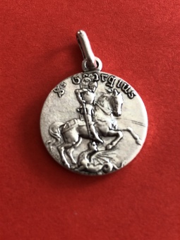 Sankt Göran och draken, silvrig metall, 18mm