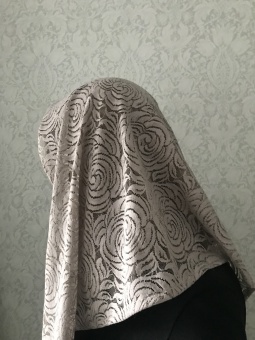 Mantilla (L), sandfärgad, stora rosor