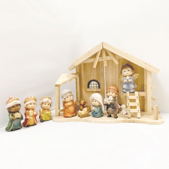 Julkrubba med stall och barnfigurer